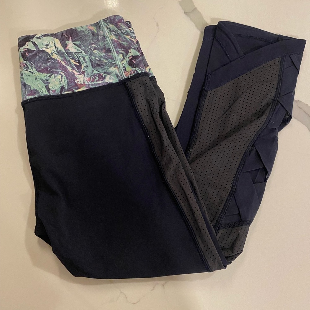 Lululemon cropped legging with mesh side detailing. High rise band. Size 6